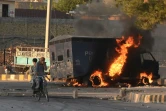 Un fourgon cellulaire en flammes pendant des manifestations contre l'arrestation de l'ex-premier ministre pakistanais Imran Khan, le 9 mai 2023 à Quetta