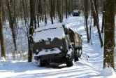 Des véhicules russes abandonnés dans la neige, dans une forêt non loin de Kharkiv, en Ukraine, le 6 mars 2022