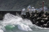 Des fortes vagues provoquées par le typhon Koinu, le 5 octobre 2023 à Keelung, dans le nord de Taïwan