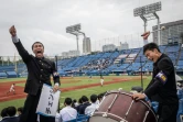Des membres de l'"oendan" de l'Université Meiji encouragent leur équipe lors d'un match de baseball, le 13 mai 2023 à Tokyo