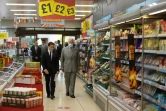 Un supermarché Iceland à Deeside, dans le Pays de Galles immortalisé lors d'une visite du prince Charles (à droite), le 5 juillet 2021