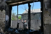 Zoïa Potapova, retraitée, dans les décombres de sa maison détruite, le 3 juin 2022 à Gorenka, près de Kiev, en Ukraine
