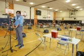 Le commissaire à la Santé de la ville de New York Ashwin Vasan s'exprime, le 17 juillet 2022, dans le gymnase d'un lycée de Brooklyn transformé en site de vaccination contre la variole du singe