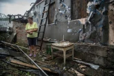 Une femme dans les décombres de sa maison le 16 août 2015 à Zolote, à l'ouest de Lougansk