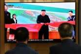 Des Sud-Coréens regardent à la télévision des images du leader nord-coréen Kim Jong Un, le 2 mai 2020 dans une gare de Séoul