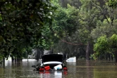 Des voitures sont bloquées par les eaux de crue dans la banlieue sud-ouest de Sydney, le 8 mars 2022