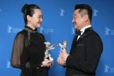 Les acteurs chinois Wang Jingchun et Yong Mei posent avec leur Ours d'argent de meilleurs acteurs pour le film "So Long, My Son" lors de la cérémonie de la 69e Berlinale le 16 février 2019 à Berlin.