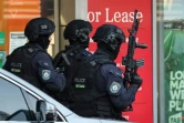 Des policiers entrent dans le centre commercial Westfield Bondi Junction à Sydney où a été perpertrée l'attaque au couteau, le 13 avril 2024