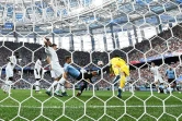 Le gardien de but Hugo Lloris évite un but de l'Uruguay lors de la qualification de la France en demi-finale du Mondial le 6 juillet 2018