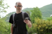 Camille Rieux, référent territorial Isère chez Air Rhône-Alpes, regarde son téléphone connecté à un microcapteur à Grenoble le 9 mai 2016