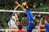L'Italien Simone Anzani (g) smashe devant le Français Barthelemy Chinenyeze, en quart de finale du Mondial, le 7 septembre 2022 à Ljubljana  