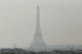 La Tour Eiffel sous un nuage de pollution à Paris, le 14 mars 2014