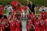 Le gardien du Bayern Munich Manuel Neuer soulève le trophée de la Ligue des champions, le 23 août 2020 à Lisbonne
