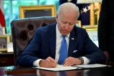 Le président américain Joe Biden signant l'Ukraine Democracy Defense Lend-Lease Act, à Washington, le 9 mai 2022