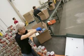 Des bénévoles de la Banque alimentaire de Washington préparent des cartons de nourriture, le 1er avril 2020