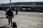 Des passagers à l'aéroport de George, en Afrique du Sud, le 26 septembre 2016