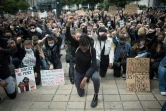 Des manifestants, genou à terre, lève le poing, lors d'un rassemblement contre le racisme et les violences policières, le  juin 2020 à Nantes