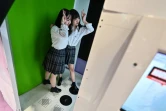 Des adolescentes japonaises se prennent en photo dans un "purikura", le 21 juillet 2020 à Tokyo