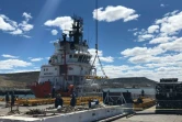 Un navire affrété par l'US Navy attend d'appareiller avec à son bord du matériel de sauvetage susceptible d'être utilisé en eau profonde pour participer aux recherches du sous-marin argentin San Juan, le 22 novembre 2017 à Comodoro Rivadiva, en Argentine