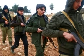 Des rebelles syriens appuyés par  la Turquie, patrouillent sur la colline de Barsaya qui surplombe la ville syrienne d'Azaz et la ville turque de Kilis, le 24 janvier 2018, dans le cadre de l'offensive turque contre les forces kurdes du YPG
