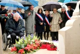 La maire de Paris Anne Hidalgo (C) se recueille devant la tombe du général de Gaulle le 9 novembre 2016 à Colombey-les-deux-Eglises