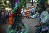 Des participants à la "Loucura Suburbana" (Folie Suburbaine) dansent dans la rue, le 20 février 2020 à Rio de Janeiro