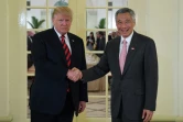 Donald Trump salue le Premier ministre de Singapour, Lee Hsien Loong, le 11 juin 2018 à Singapour, à la veille de la rencontre historique avec le dirigeant nord-coréen Kim Jong Un.