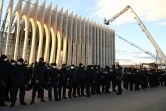 Des policiers déployés devant les locaux du parti d'opposition MNU, le 23 février 2021 à Tbilissi, en Géorgie