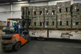 Des palettes de canettes compressées dans un hangar de l'entreprise Latasa Garimpeiro Urbano, le 26 juin 2023 à Sao Paulo, au Brésil