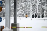 Des gardes-frontières finlandais escortent deux migrants au poste frontière de Raja-Jooseppi à Inari, dans le nord de la Finlande, le 27 novembre 2023