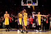 Kobe Bryant quitte le parquet à la fin de son dernier match, le 13 avril 2016 à Los Angeles