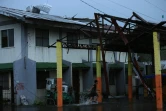 Un toit emporté par les vents violents au passage du typhon Goni, le 1er novembre 2020 aux Philippines