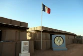 Le drapeau français et le logo de la force spéciale Takuba à la base de Menaka, le 7 décembre 2021 au Mali