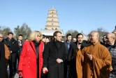 Emmanuel et Brigitte Macron lors de la visite de la Grande pagode de l'oie sauvage, après leur arrivée en Chine, à Xian, le 8 janvier 2018