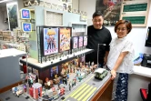 Maggie Chan (D) et Tony Lai (G) devant leur maquette dans leur studio à Hong Kong le 23 juin 2021