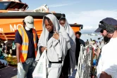 Photo fournie par la Croix rouge italienne de migrants débarquant à Vibo Marina après une opération de sauvetage en mer Méditerranée, le 22 octobre 2016