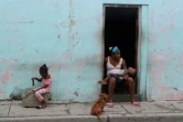 Une mère est ses enfants attendent l'arrivée de l'ouragan Matthew dans la ville de Guantanamo à l'ouest de Cuba, le 4 octobre 2016