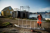 Un habitant de Kulusuk répare son traineau, le 16 août 2019 au Groenland