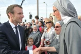Emmanuel Macron serre la main d'une religieuse alors qu'il rencontre la foule réunie dans les rues d'Orléans pour les "fêtes johanniques" d'hommage à Jeanne d'Arc le 8 mai 2016