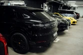 Des voitures de sport de luxe, immatriculées en Russie, garées dans le parking de l'aéroport d'Helsinki, le 19 août 2022 en Finlande