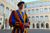 Jérémy dans le traditionnel uniforme à rayures bleues, jaunes et rouges de la garde suisse, le 26 avril 2023 dans la cour du Palais du Vatican