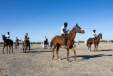 Des jockeys se préparent pour la première course de chevaux de la saison à l'hippodrome de Biligoni, le 30 novembre 2024 au Tchad