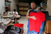 La Colombienne Jackeline Adarve dans son atelier de fabrication de vêtements de sport, le 10 décembre 2020 à Cali