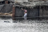 Un habitant traverse à gué une zone inondée après de fortes pluies de mousson dans la banlieue de Sukkur, dans la province du Sindh, le 27 août 2022
