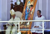 Le pape François (G) célèbre samedi 29 avril 2017 une messe devant des milliers de fidèles dans un stade du Caire