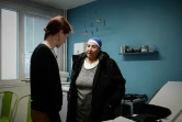 Delloula Aouaz (d), habitante de la cité du Franc-Moisin, lors d'une consultation avec le Dr Anne-Gaëlle Provost (g) au centre de santé associatif "Place Santé", le 16 avril 2019 en Seine-Saint-Denis