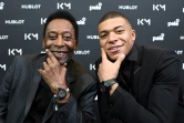 Le joueur du PSG Kylian Mbappé (d) et la légende brésilienne Pelé à l'Hôtel Lutetia à Paris le 2 avril 2019