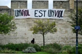 Une banderole "Un viol est un viol" installée près du tribunal d'Avignon où se déroule le procès Pelicot, le 16 octobre 2024