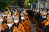 Des moines bouddhistes défilent pendant les funérailles de Thich Nhat Hanh, le 29 janvier 2022 à Hue, au Vietnam