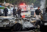 Des policiers et enquêteurs sur le site où s'est écrasé un avion privé, dans un quartier résidentiel de San Diego, en Californie, le 22 mai 2025